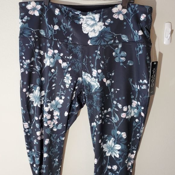 Vogo Athletica floral capri active leggings‎ plus - Picture 4 of 7